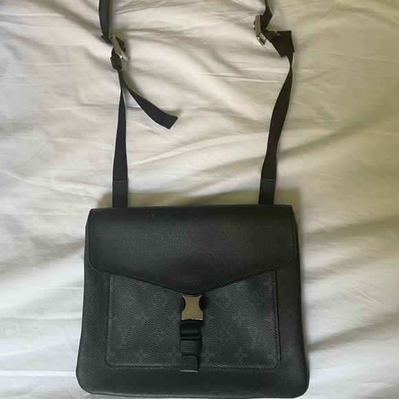 Brand new Louis Vuitton Messenger Bag - Picture 2 of 8